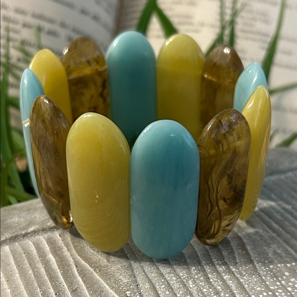 Lucite stretch Bracelet chunky oblong pieces of light blue, celery green, amber - Picture 3 of 9